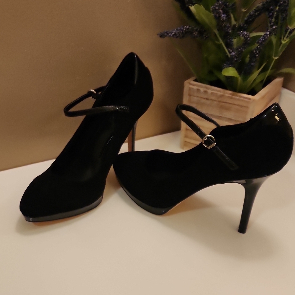 NWOT WHBM White House Black Market Elegant Black Velvet Stiletto Heels Size 9